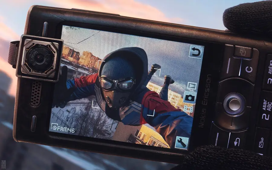 Экран телефона Sony Ericsson с камерой, на снимке герой в маске машет рукой